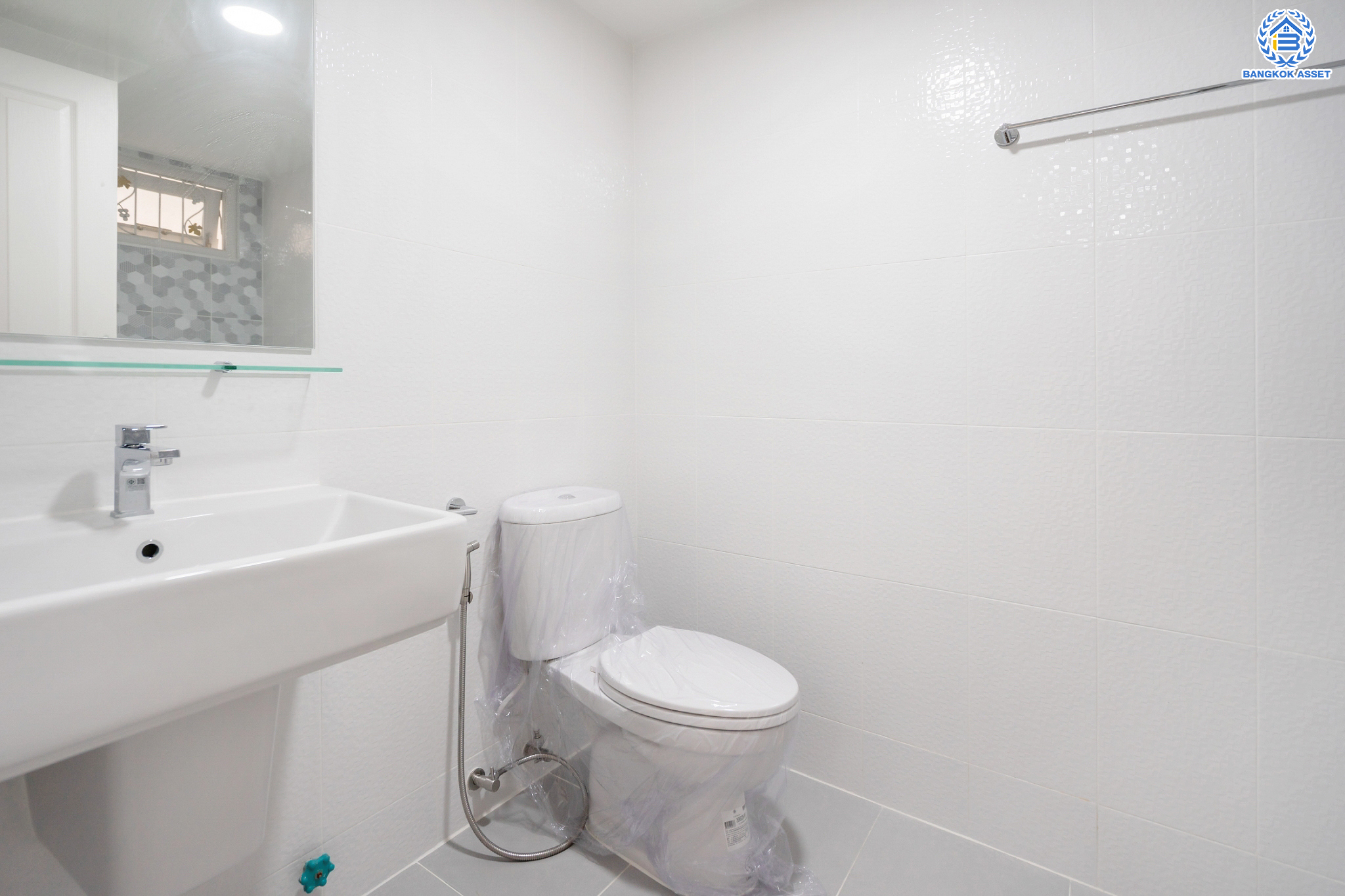 บ้านมือสองตกแต่งใหม่ ม.รติรมย์ 3 สวนผัก บ้านดีไซน์สวยพร้อมอยู่ เนื้อที่ 21 ตร.ว. ฟังก์ชัน 3 ห้องนอน 2 ห้องน้ำ 1 ที่จอดรถ บนทำเลศักยภาพ เชื่อมต่อหลายเส้นทางหลัก ใกล้ทางด่วน "ศรีรัช" รถไฟฟ้าสายสีแดง "สถานีตลิ่งชัน"และแหล่ง Community Mall ชั้นนำมากมาย